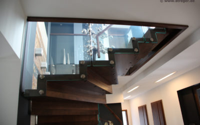 Massivholztreppe in Faltoptik