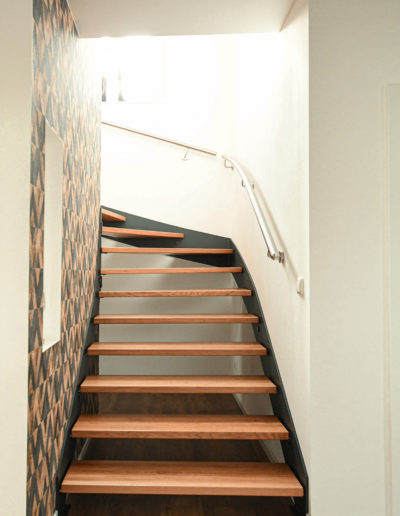Der ergonomische Rundhandlauf an den Wänden folgt dem Wangenverlauf und gibt sicheren Halt beim Treppensteigen. (Foto: epr/STREGER)