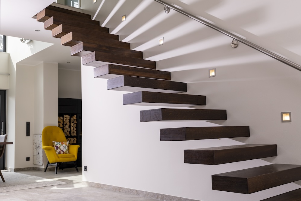 Kragarmtreppe, modernes Design, Handlauf, Holzstufen 